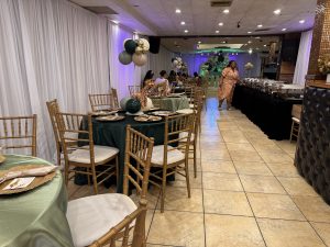 Whimsical giraffe centerpiece surrounded by blush roses and gold chargers, adding a fun touch to jungle or safari-themed parties.